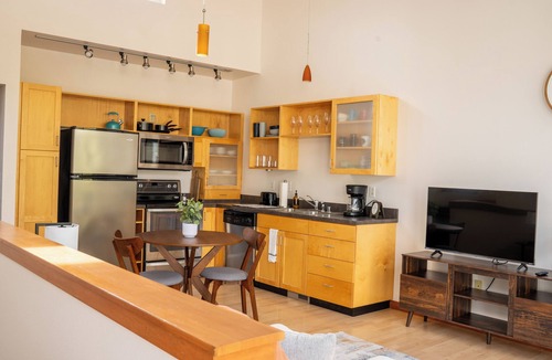 Central - Terry House | Townhome Hospital District King Bed + Garage