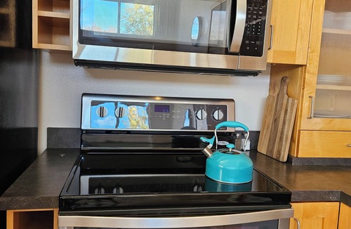 Central - Terry House | Townhome Hospital District King Bed + Garage