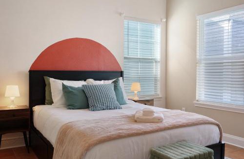 Shady Acres House | Townhome - Modern Boho - Heights - King bed