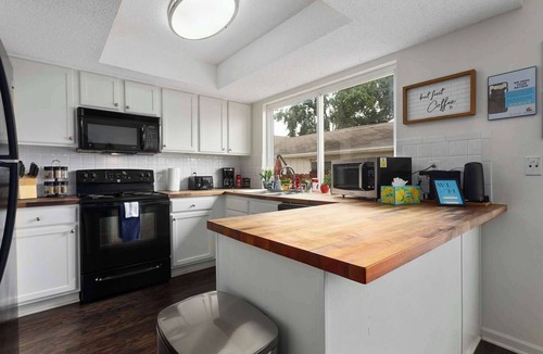 Grandview House | Townhome : Sleeps 10 Dogs Welcome & FIFA READY!