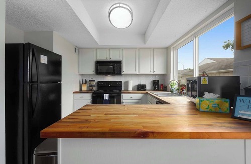 Grandview House | Townhome : Sleeps 10 Dogs Welcome & FIFA READY!