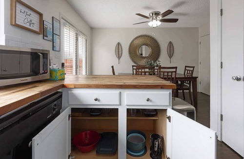 Grandview House | Townhome : Sleeps 10 Dogs Welcome & FIFA READY!