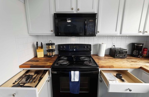 Grandview House | Townhome : Sleeps 10 Dogs Welcome & FIFA READY!