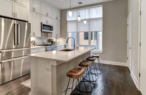 East End - Valley Street Villa | Townhome with Large Rooftop Terrace