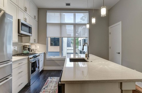 East End - Valley Street Villa | Townhome with Large Rooftop Terrace