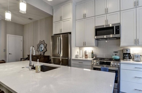East End - Valley Street Villa | Townhome with Large Rooftop Terrace