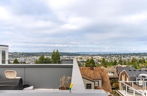 Phinney Ridge House | Townhome | Zoo | Rooftop views | Easy parking