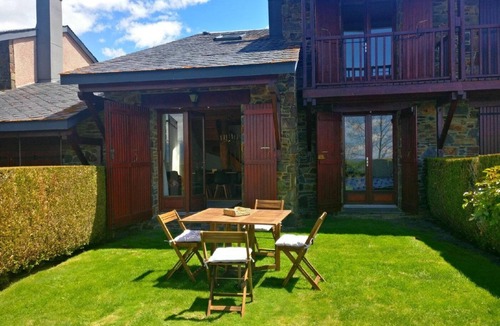 Sainte-Leocadie House | Townhouse 3 rooms Pool, Paddle Court, Fireplace & Private Garden