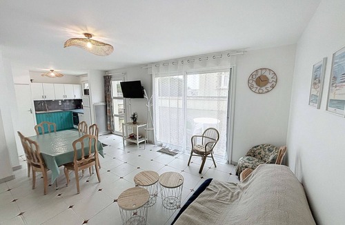 Jullouville-les-Pins House | Townhouse 50m from beach and shops, 2 bedrooms, shared courtyard