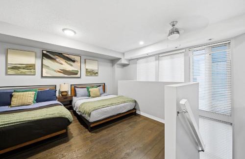 King West Village Apartment | Townhouse Condo Loft for 4 - 2 Beds