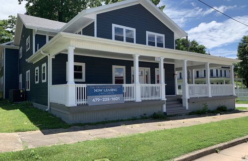 Siloam Springs Apartment | Townhouse Downtown Siloam Springs-Sleeps 5