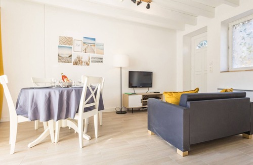 La Montagne Cottage | Townhouse in La Montagne with Wifi, Pets Allowed, Near Nantes