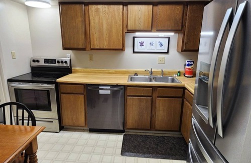 Karns House | Townhouse Living - 4 Beds - 2 Vehicle Maximum