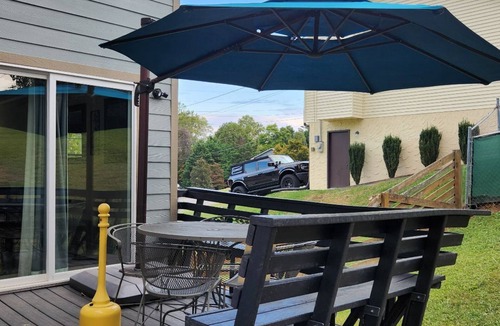 Karns House | Townhouse Living - 4 Beds - 2 Vehicle Maximum