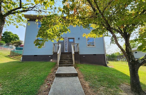 Karns House | Townhouse Living - 4 Beds - 2 Vehicle Maximum