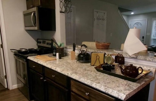Kingwood House | Townhouse near bush airport