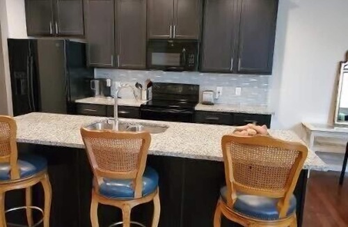 Fairburn House | Townhouse near I-85, hartfield Jackson airport, QTS, movie studios, and hospital