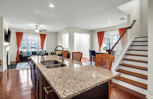 Fairburn House | Townhouse near I-85, hartfield Jackson airport, QTS, movie studios, and hospital