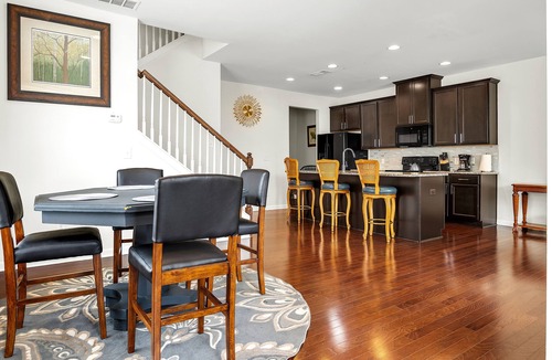 Fairburn House | Townhouse near I-85, hartfield Jackson airport, QTS, movie studios, and hospital
