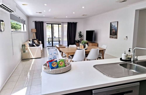 Shepparton South House | Townhouse on Greybox