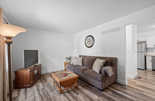 St. Charles House | Townhouse on Perry - Walk to Main Street
