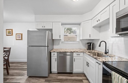 St. Charles House | Townhouse on Perry - Walk to Main Street