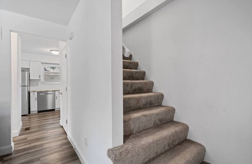 St. Charles House | Townhouse on Perry - Walk to Main Street