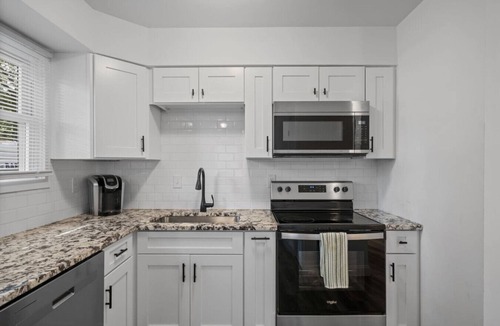 St. Charles House | Townhouse on Perry - Walk to Main Street