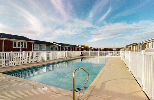 Pine Knoll Shores Condo | Townhouse Style Condo with Great Ocean View and Shared Outdoor Pool