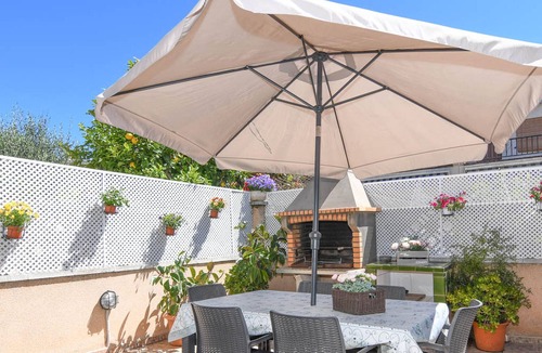 El Roc de Sant Gaieta House | Townhouse with barbecue and communal area with pool
