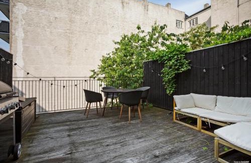 Copenhagen City Centre Apartment | Townhouse with private Terrace- 5-minute walk from Tivoli