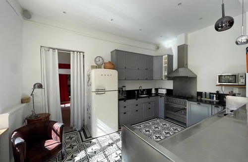 Cadereau House | TOWNHOUSE WITH SWIMMINGPOOL - Country living in the city