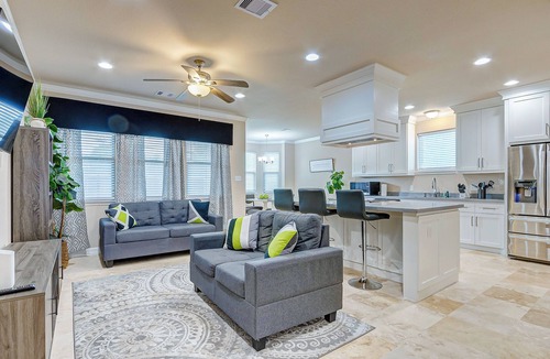 Central Southwest House | Townhouse Yard Sleeps 6 Near Med Center, DT