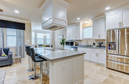 Central Southwest House | Townhouse Yard Sleeps 6 Near Med Center, DT
