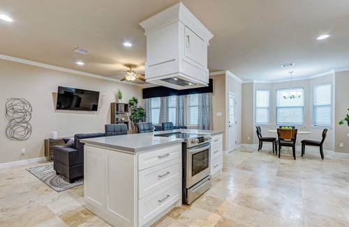 Central Southwest House | Townhouse Yard Sleeps 6 Near Med Center, DT