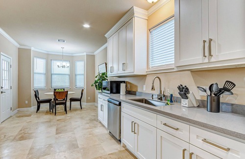 Central Southwest House | Townhouse Yard Sleeps 6 Near Med Center, DT