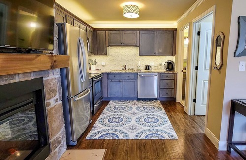 Townsend House | Townsend Riverfront Retreat・Pool Access・Firepit