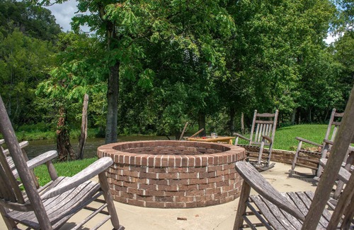 Townsend House | Townsend Riverfront Retreat・Pool Access・Firepit