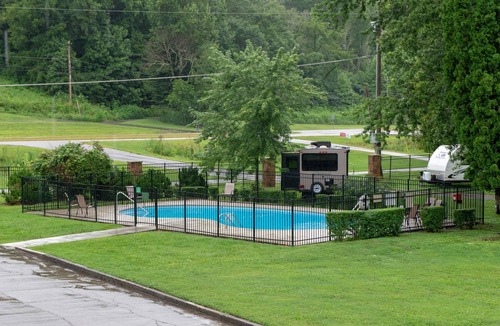 Townsend House | Townsend Riverfront Retreat・Pool Access・Firepit