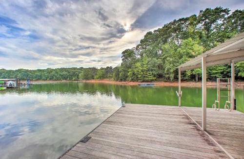 Townville House | Townville Lakefront Cottage w/Private Dock!