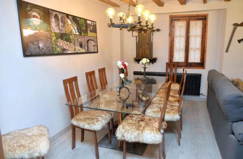 La Pobla de Lillet Apartment | Tríplex Grande Rústico-Moderno - Pobla de Lillet