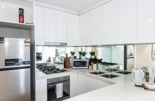 Moonee Ponds Apartment | Trackside Escape by Moonee Valley Racecourse