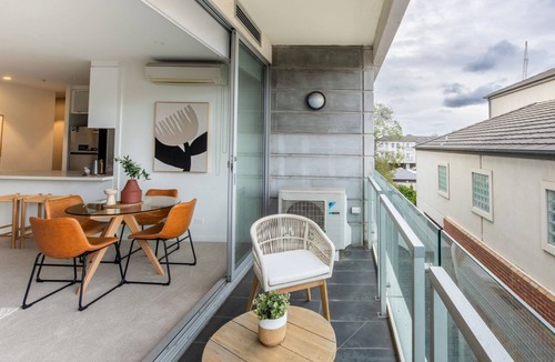 Moonee Ponds Apartment | Trackside Escape by Moonee Valley Racecourse