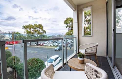 Moonee Ponds Apartment | Trackside Escape by Moonee Valley Racecourse