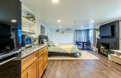 Amazon Apartment | Tracktown Charmer- 1 Bedroom Studio
