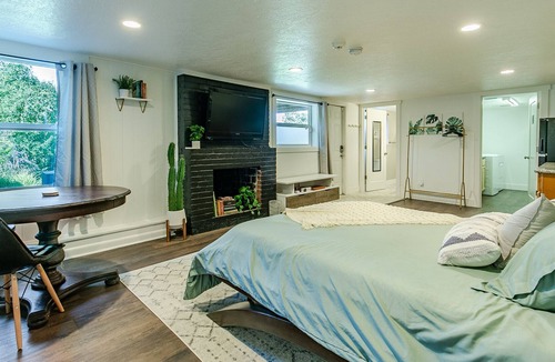 Amazon Apartment | Tracktown Charmer- 1 Bedroom Studio