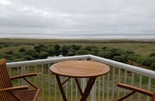 Long Beach Condo | Tradewinds - 4th floor stunner inside and out