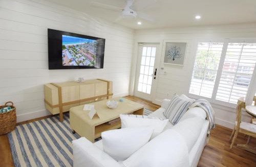 Bradenton Beach House | Tradewinds Cottage Completely Renovated Easy Beach & Pool Access
