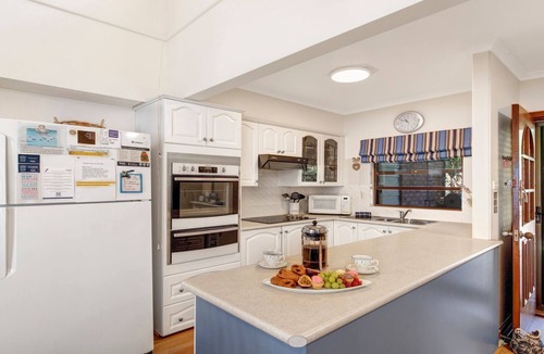 Callala Bay House | Tradewinds – extensive deck over the water