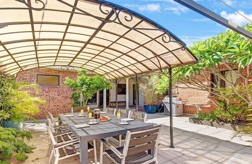 Callala Bay House | Tradewinds – extensive deck over the water